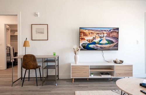 Constable Hook House | Exquisite 2BR King! Free parking! Rooftop!