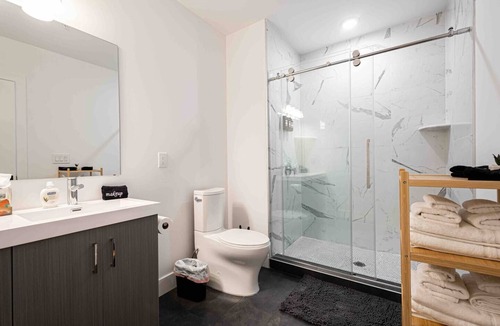 Constable Hook House | Exquisite 2BR King! Free parking! Rooftop!