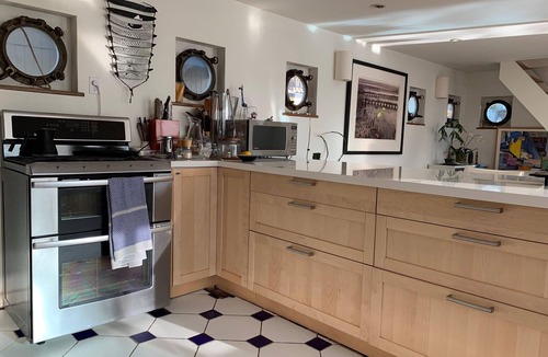 Marin City House | Exquisite 3-bedroom 3-bath 3-deck floating home in Sausalito