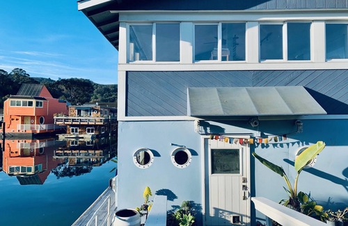 Marin City House | Exquisite 3-bedroom 3-bath 3-deck floating home in Sausalito