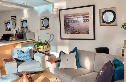 Marin City House | Exquisite 3-bedroom 3-bath 3-deck floating home in Sausalito