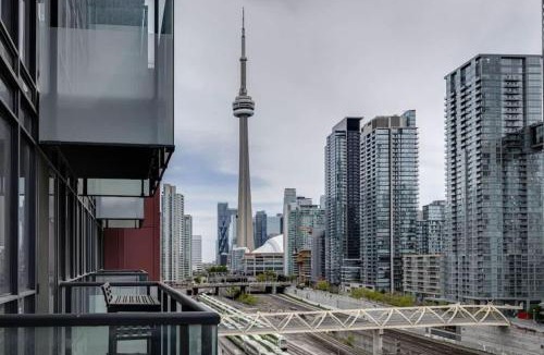 Wellington Place House | Exquisite 3BR Suite Downtown Toronto with Balcony