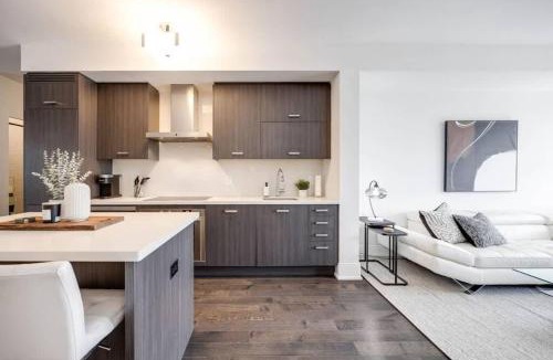 Wellington Place House | Exquisite 3BR Suite Downtown Toronto with Balcony