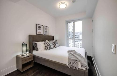 Wellington Place House | Exquisite 3BR Suite Downtown Toronto with Balcony
