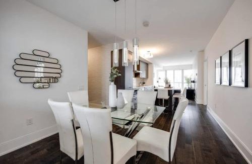 Wellington Place House | Exquisite 3BR Suite Downtown Toronto with Balcony