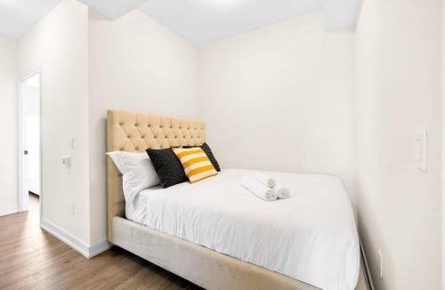 Harwood Apartment | Exquisite 3BR with Den & Complimentary Parking