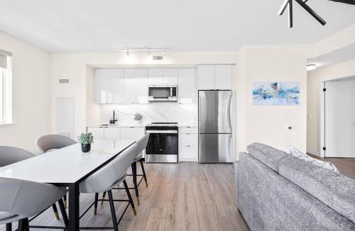 Harwood Apartment | Exquisite 3BR with Den & Complimentary Parking