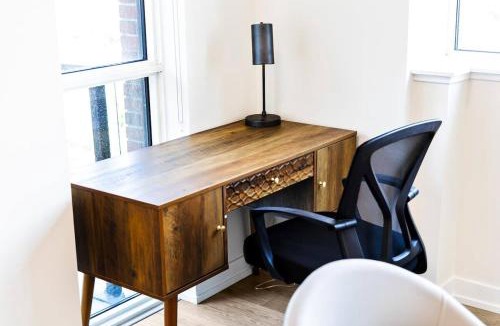 Harwood Apartment | Exquisite 3BR with Den & Complimentary Parking
