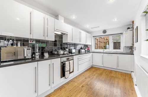 Horfield House | Exquisite 4 Bedroom House in Bristol - Parking