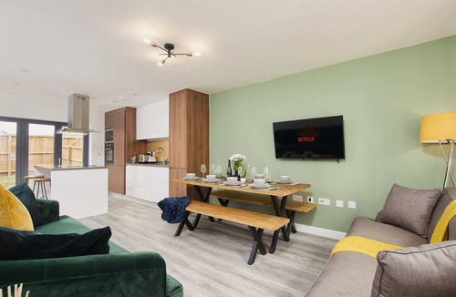 Failsworth House | Exquisite 5 Bedroom House with Parking