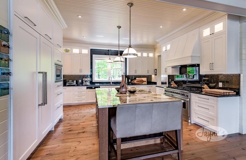 Muskoka Lakes Cottage | Exquisite 8 bed, 7 bath cottage on Lake Joseph boasting infinity pool + hot tub!