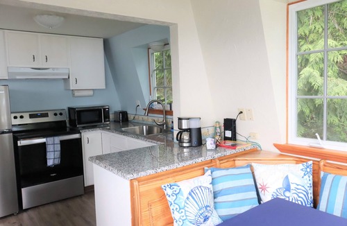 Diamond Point Cottage | Exquisite Bay Views. Charming Cottage.