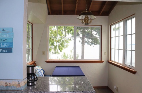 Diamond Point Cottage | Exquisite Bay Views. Charming Cottage.
