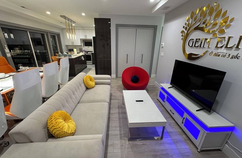 Dunning Apartment | Exquisite Chicago Modern Rooftop, Sleeps 9