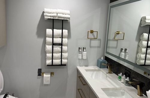 Dunning Apartment | Exquisite Chicago Modern Rooftop, Sleeps 9