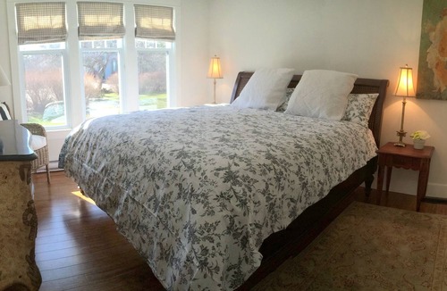 Chester House | EXQUISITE DESIGNER CHESTER VILLAGE CLASSIC! 5Bdm 2Bath