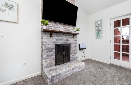 Asylum Hill Apartment | Exquisite Downtown Loft Apartment