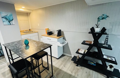 Glenview House | Exquisite Getaway Basement Suite in Serene Glenview