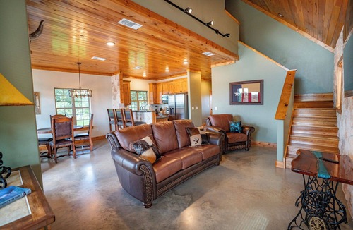 Lampasas Cottage | Exquisite Hill Country Cottage-Giraffe experiences, millions of bluebonnets now!