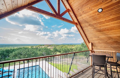 Lampasas Cottage | Exquisite Hill Country Cottage-Giraffe experiences, millions of bluebonnets now!
