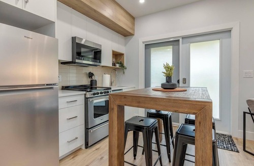 Halifax Apartment | Exquisite Honeygold Apartment-2 Bedrooms
