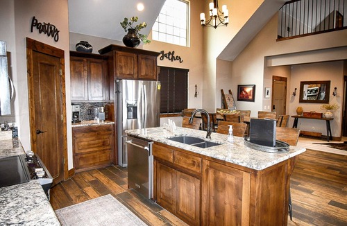 Cookson House | Exquisite Lake Tenkiller Home Away from Home
