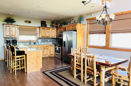 Lampe Cabin | Exquisite Lakefront Cabin- 6BR/6BA Sleeps 16
