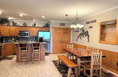 Lampe Cabin | Exquisite Lakefront Cabin- 6BR/6BA Sleeps 16
