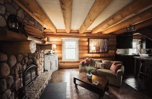 Clearview Township Cabin | Exquisite Log Cabin Retreat- Perfect Couple’s Getaway! Tranquility at its best❤️