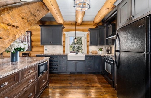 Clearview Township Cabin | Exquisite Log Cabin Retreat- Perfect Couple’s Getaway! Tranquility at its best❤️