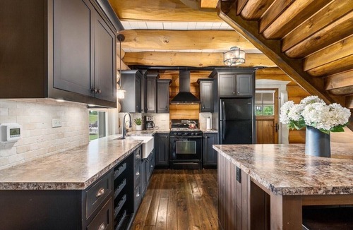 Clearview Township Cabin | Exquisite Log Cabin Retreat- Perfect Couple’s Getaway! Tranquility at its best❤️