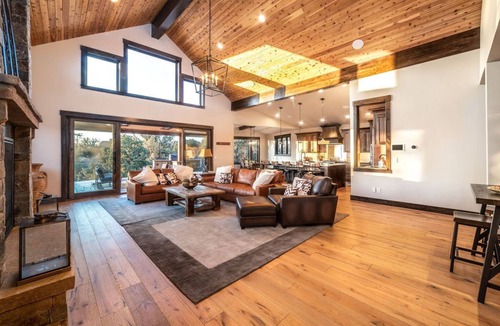 Powell Butte House | Exquisite Luxury Home with Panoramic Mountain Views & First-Class Amenities