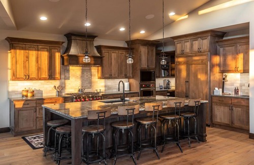 Powell Butte House | Exquisite Luxury Home with Panoramic Mountain Views & First-Class Amenities