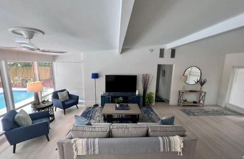 Lake Underhill House | Exquisite Luxury Villa with Pool in Prime Location