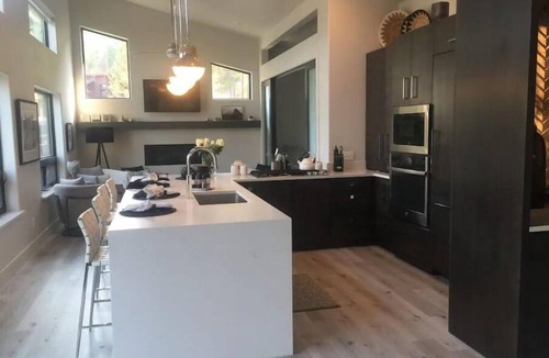 Kings Point House | Exquisite Perch on the Bay