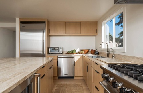Carpinteria House | Exquisite Rincon Point Community Escape