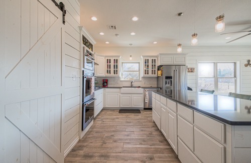 Kingston House | Exquisite Texoma Home Sleeps 12 Close to shore