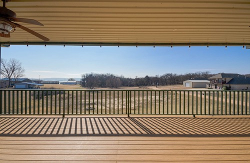 Kingston House | Exquisite Texoma Home Sleeps 12 Close to shore