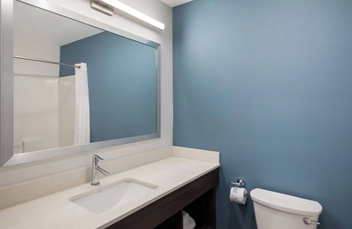 Austin Hotel | Extended Stay 3 Room Near Austin Attractions w/Full Kitchen & Ample Parking