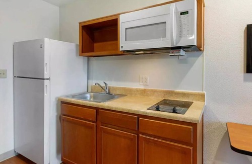 Cleveland Hotel | Extended Stay America Select Suites - Cleveland - Airport