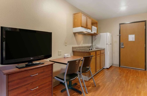 South Kansas City Hotel | Extended Stay America Select Suites - Kansas City - South - I-49