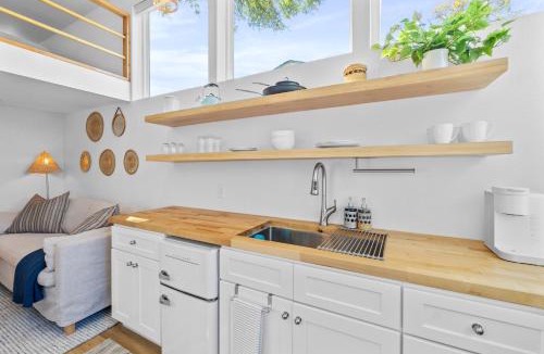 Johnston Terrace Apartment | Extended Stay Haven Top Notch Deck with Greenbelt Views