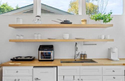 Johnston Terrace Apartment | Extended Stay Haven Top Notch Deck with Greenbelt Views