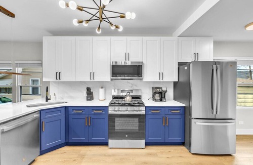 Maywood House | Extended Stay Maywood 4BR Home w/Pool Table