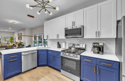 Maywood House | Extended Stay Maywood 4BR Home w/Pool Table