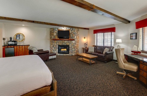 Peoria Hotel | Extended Stay Perfection: Cottages with Homely Ambiance | 2 Units