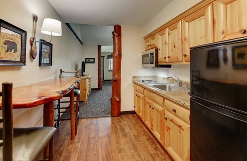 Onalaska Hotel | Extended Stay Queen Suite w/Kitchen & Pool | 5mi to Onalaska Omni Center