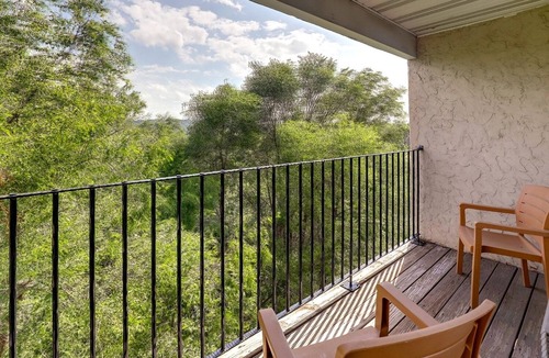 Onalaska Hotel | Extended Stay Queen Suite w/Kitchen & Pool | 5mi to Onalaska Omni Center