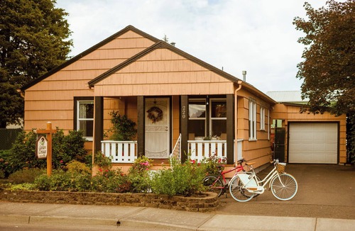 Dundee House | Extended Stay Rental - Dundee Garden Cottage