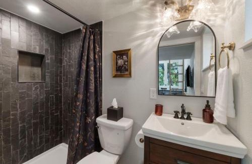 Johnston Terrace Apartment | Extended Stay Retreat Top Notch Deck with Greenbelt View